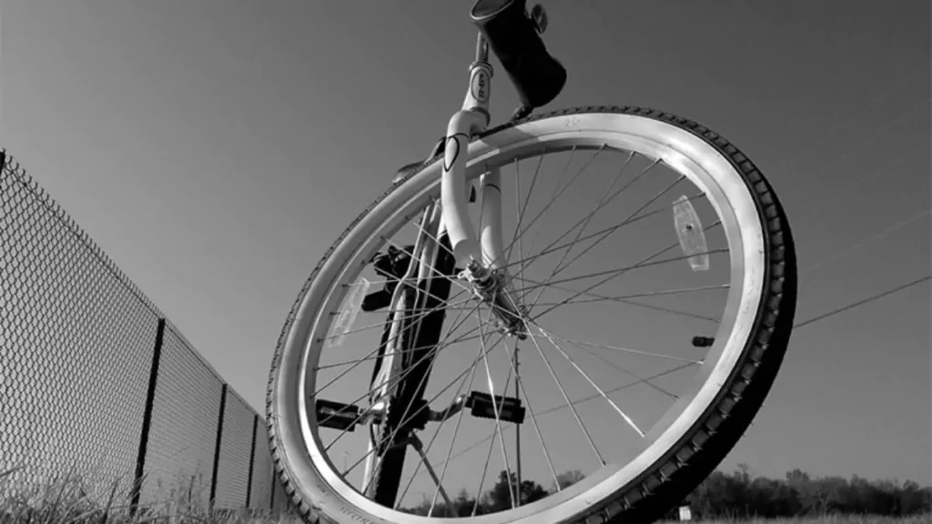 imagem preto e branco de uma bicicleta aro 29 vista de frente