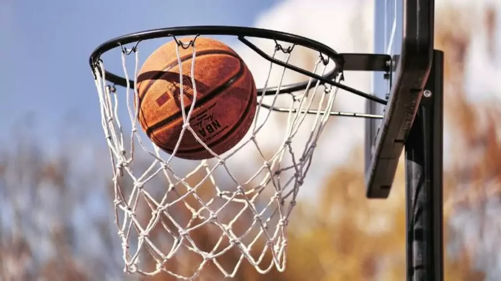 Bola de basquete caindo em cesta de rua