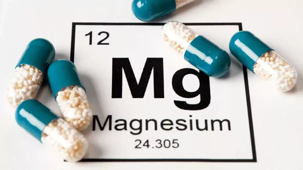 Cápsulas de magnésio em cima de tabela periódica